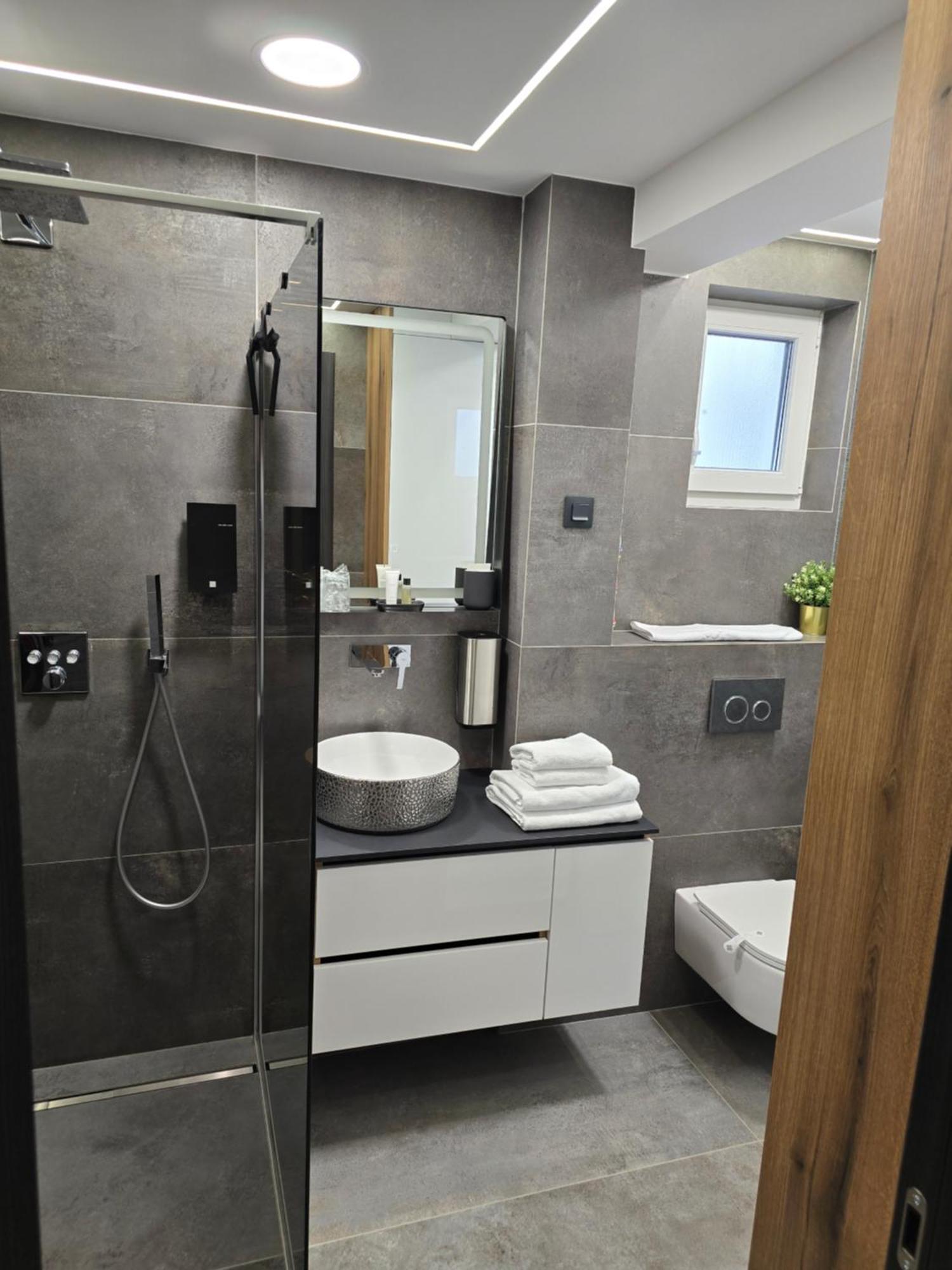 Osijek Luxury Center - Self Check In, Free Private Parking, Ulica Ivana Gundulica 82アパートメント エクステリア 写真